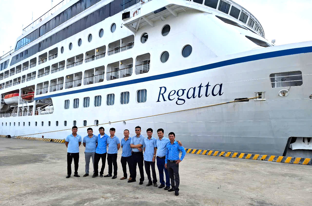 Minh Việt Phục Vụ Khách Tầu Biển