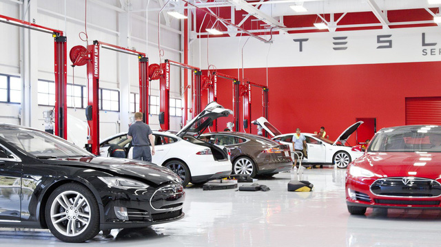 Xe Tesla tự tìm lỗi & liên hệ với hãng sửa chữa