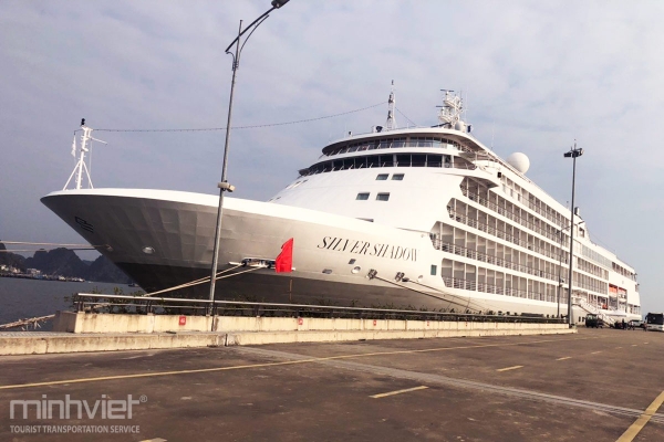 Khám Phá Vẻ Đẹp Việt Nam Trên Du Thuyền Sang Trọng